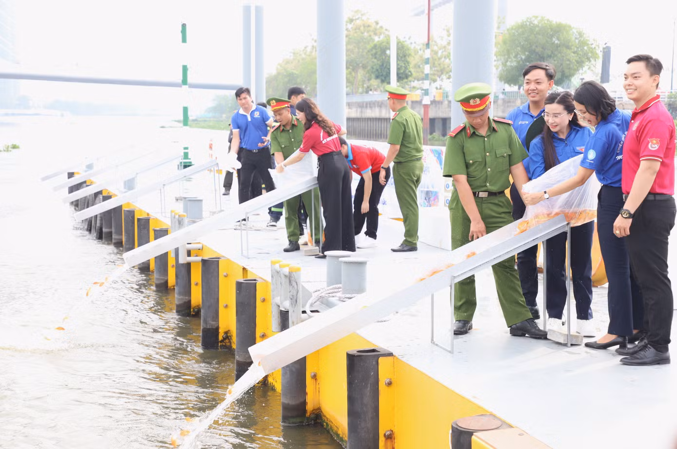 Bí thư T.Ư Đoàn Nguyễn Phạm Duy Trang cùng lãnh đạo TPHCM tham gia hoạt động thả cá trên sông Sài Gòn ngay sau lễ ra quân.