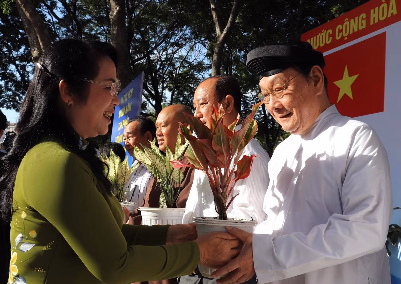 Tại quận 4, Chủ tịch Ủy ban MTTQ Việt Nam TPHCM Trần Kim Yến trao tặng cây cho người dân trên địa bàn. Ảnh: MTTQ TPHCM.