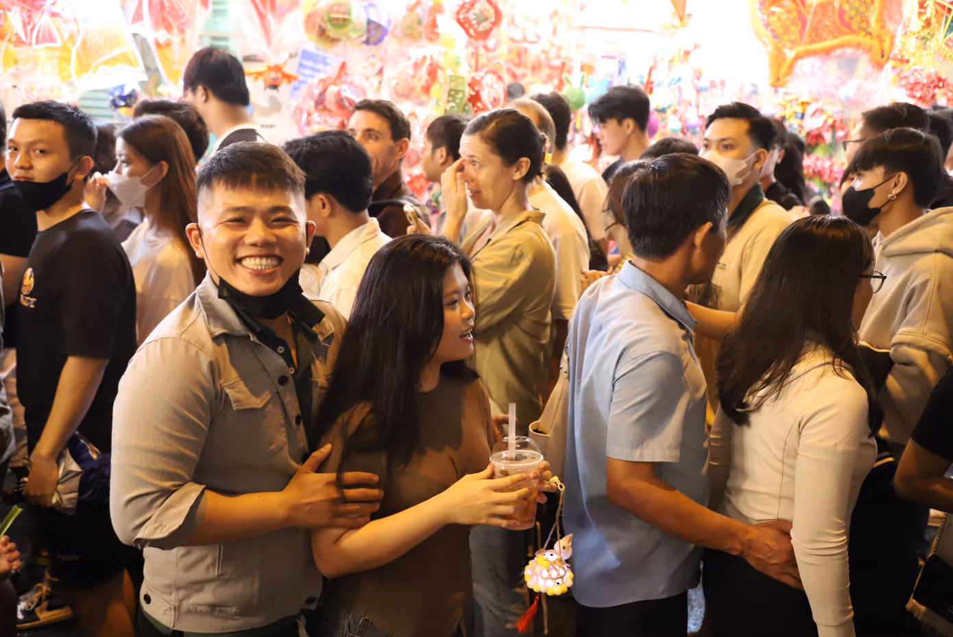 Chiếm số đông vẫn là những bạn trẻ, những cặp đôi yêu nhau. Chiếm số đông vẫn là những bạn trẻ, những cặp đôi yêu nhau.