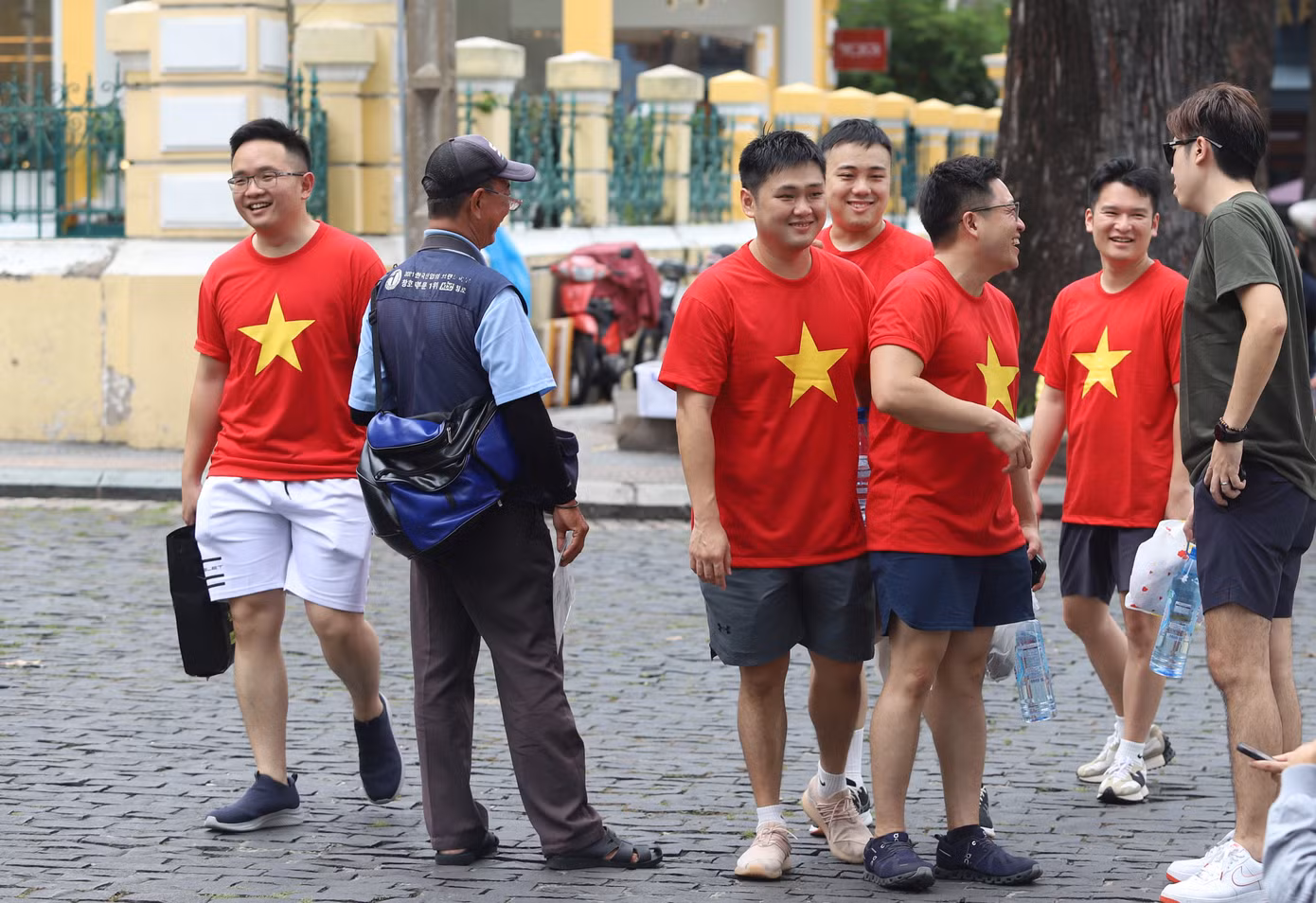 Một nhóm du khác đi dạo đường phố khu vực trung tâm TPHCM. Một nhóm du khác đi dạo đường phố khu vực trung tâm TPHCM.