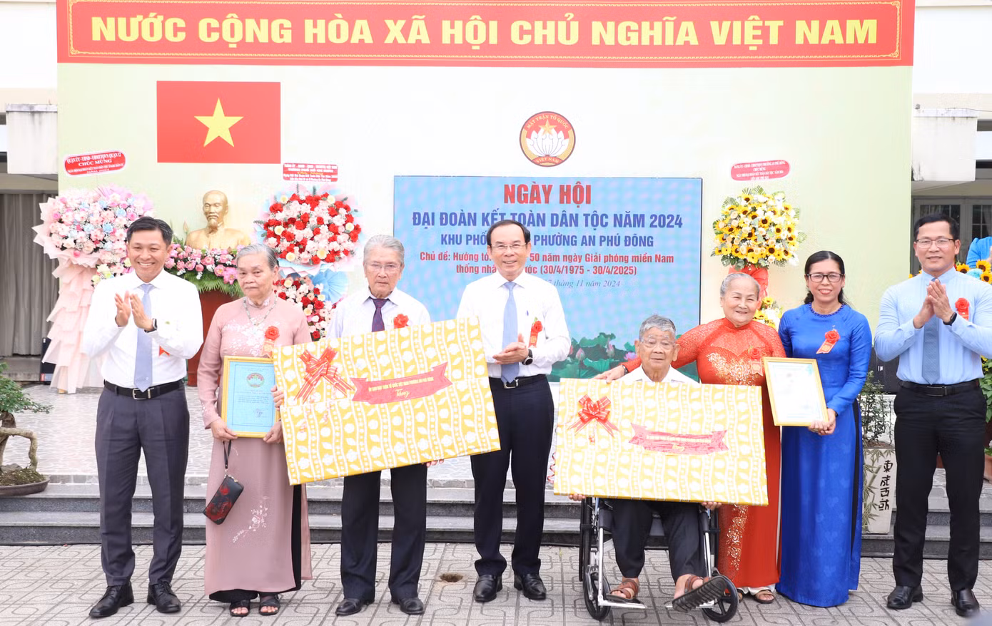 Bí thư Nguyễn Văn Nên và lãnh đạo quận 12 tặng quà cho các đảng viên tiêu biểu của địa phương. Bí thư Nguyễn Văn Nên và lãnh đạo quận 12 tặng quà cho các đảng viên tiêu biểu của địa phương.