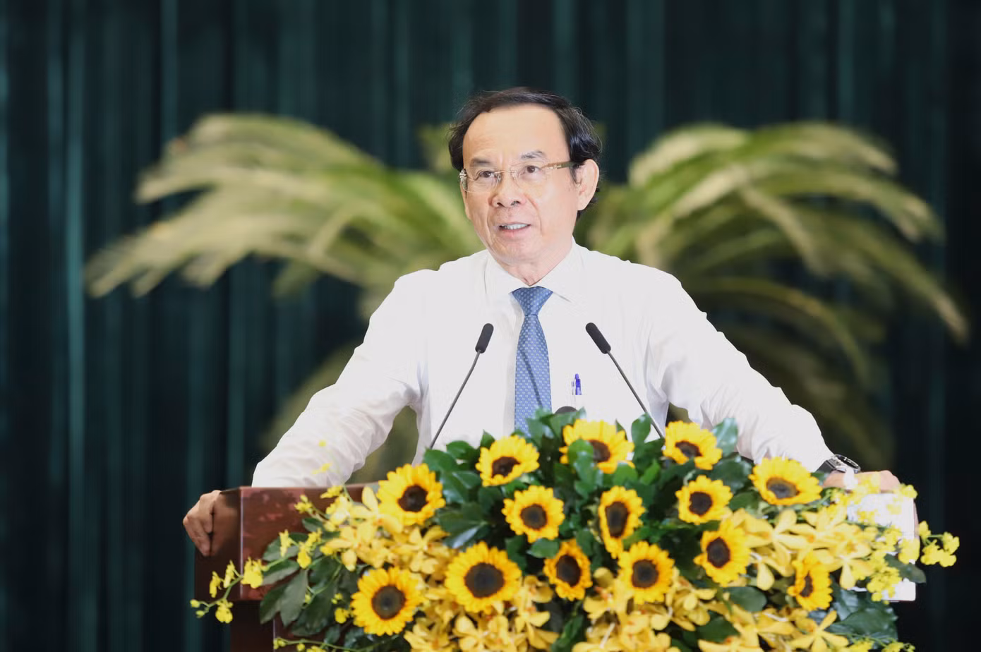 Bí thư Thành ủy TPHCM Nguyễn Văn Nên trao đổi với đội ngũ trí thức khoa học thành phố. Bí thư Thành ủy TPHCM Nguyễn Văn Nên trao đổi với đội ngũ trí thức khoa học thành phố.