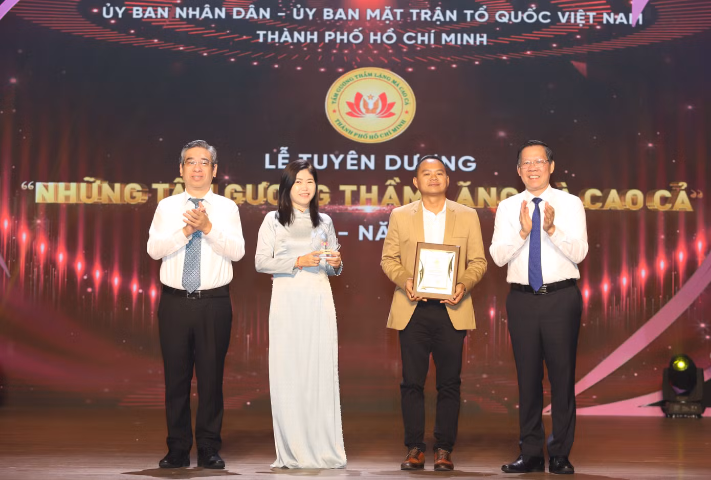 Chủ tịch UBND TPHCM Phan Văn Mãi và Phó Bí thư Thành ủy, Chủ tịch Ủy ban MTTQ Việt Nam TPHCM Nguyễn Phước Lộc trao khen thưởng đến tập thể cống hiến với cộng đồng. Ảnh: Ngô Tùng