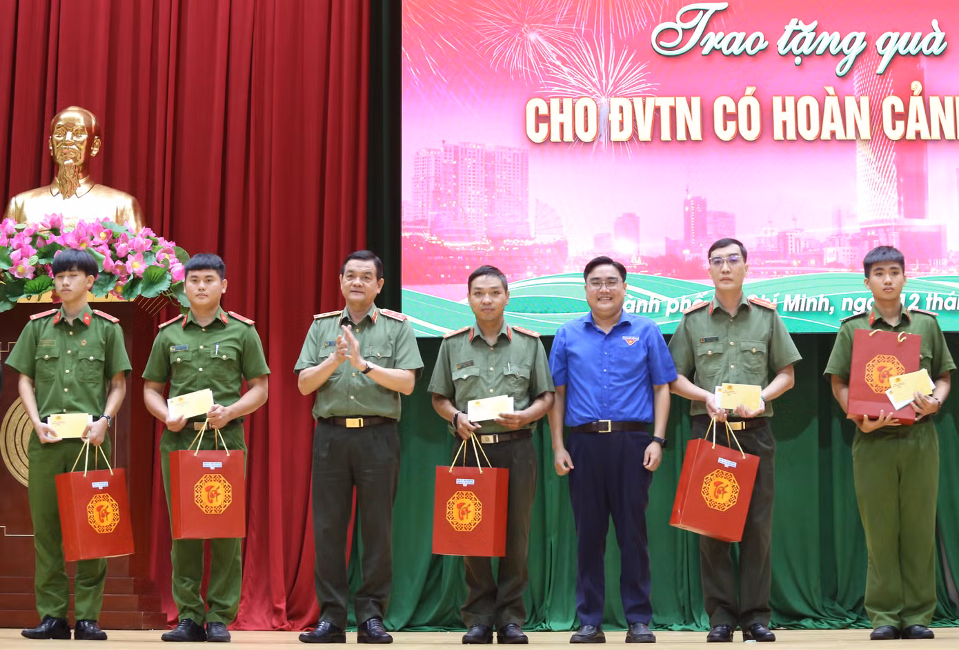 Giám đốc Công an TPHCM Lê Hồng Nam và Phó Bí thư Thường trực Thành Đoàn TPHCM Ngô Minh Hải gửi các phần quà động viên đến chiến sĩ trẻ trước thềm Tết Nguyên đán.