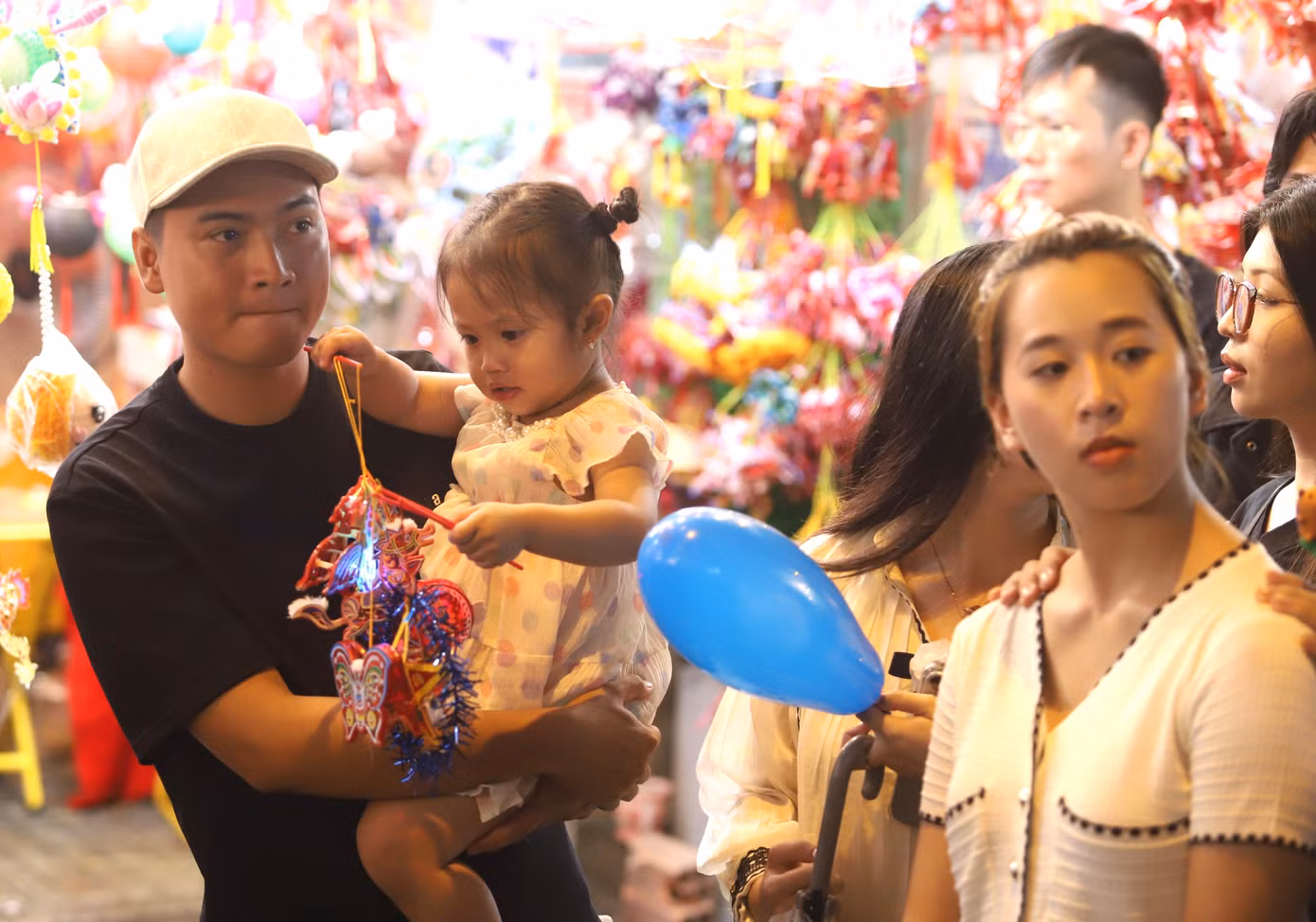 Em bé với chiếc lồng đèn rực rỡ sắc màu trên tay. Em bé với chiếc lồng đèn rực rỡ sắc màu trên tay.