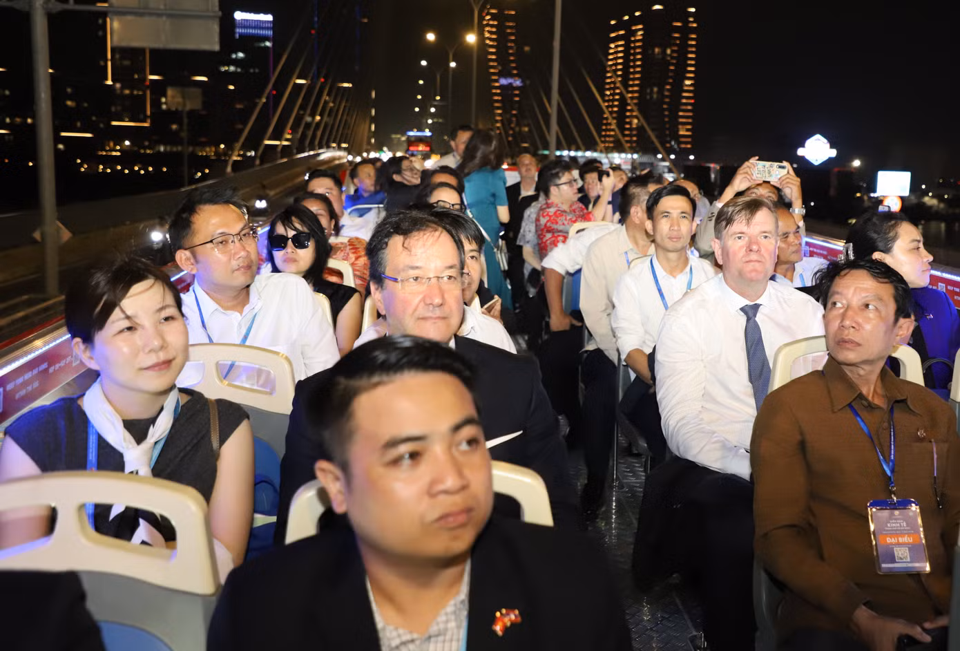 Trong khuôn khổ Đối thoại Hữu nghị (Friendship Dialogue - FD) lần thứ 2 và Diễn đàn Kinh tế TPHCM lần thứ 5 (HEF) năm 2024, tối 24/9, đoàn đại biểu các địa phương, bộ ngành quốc tế dự đối thoại đã cùng trải nghiệm buổi tham quan, ngắm nhìn TPHCM về đêm trên chuyến xe buýt hai tầng. Ảnh: Ngô Tùng. Trong khuôn khổ Đối thoại Hữu nghị (Friendship Dialogue - FD) lần thứ 2 và Diễn đàn Kinh tế TPHCM lần thứ 5 (HEF) năm 2024, tối 24/9, đoàn đại biểu các địa phương, bộ ngành quốc tế dự đối thoại đã cùng trải nghiệm buổi tham quan, ngắm nhìn TPHCM về đêm trên chuyến xe buýt hai tầng. Ảnh: Ngô Tùng.