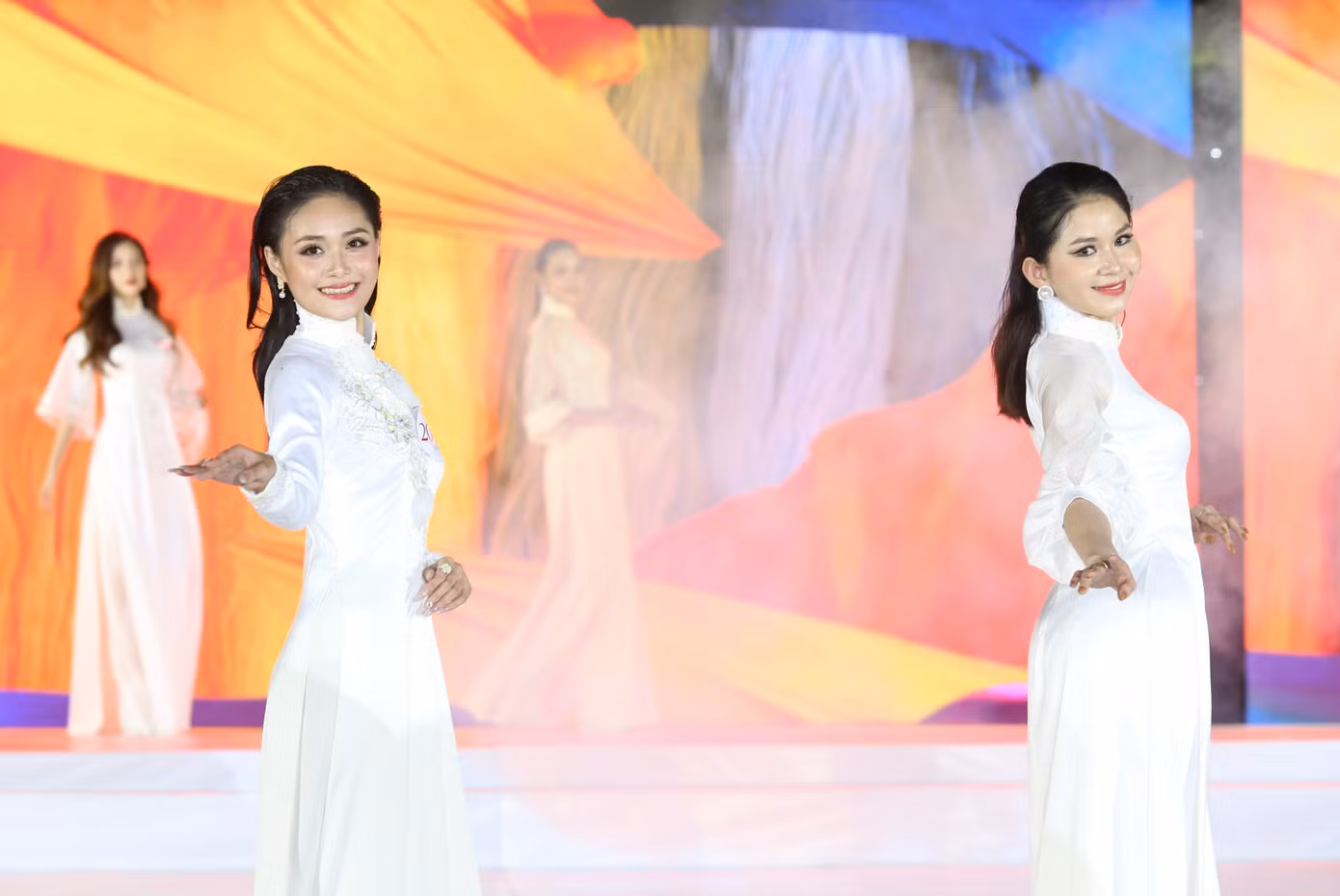 Kết thúc phần thi trang phục thể thao, các thí sinh tiếp tục thi tài với phần thi trang phục áo dài.