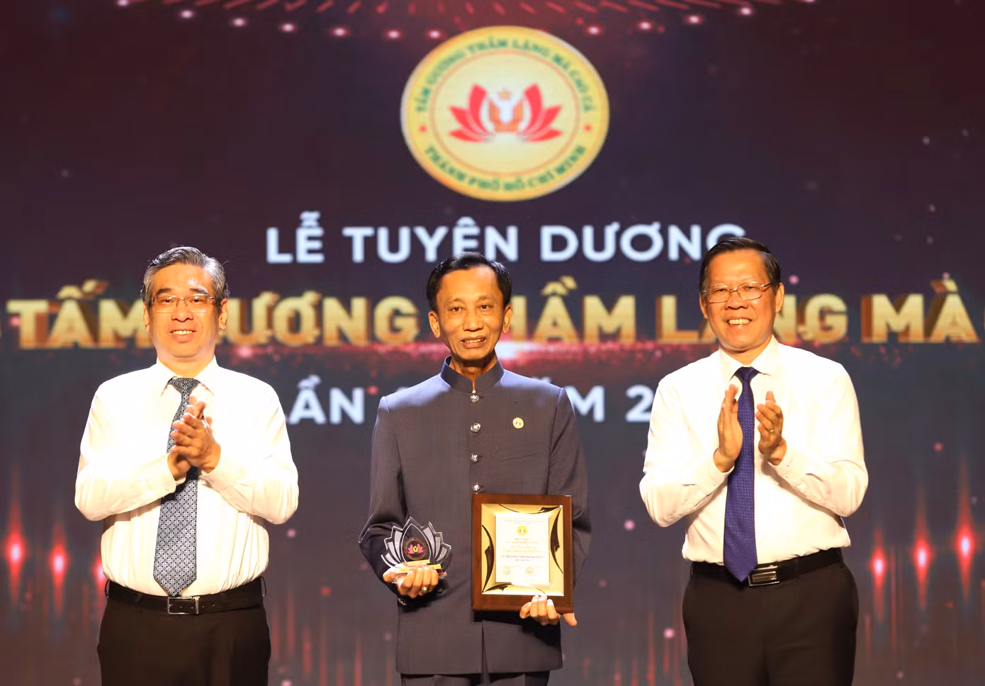 Hiệp sĩ Đại Thánh giá Lê Đức Thịnh nhận phần thưởng cao quý của TPHCM.