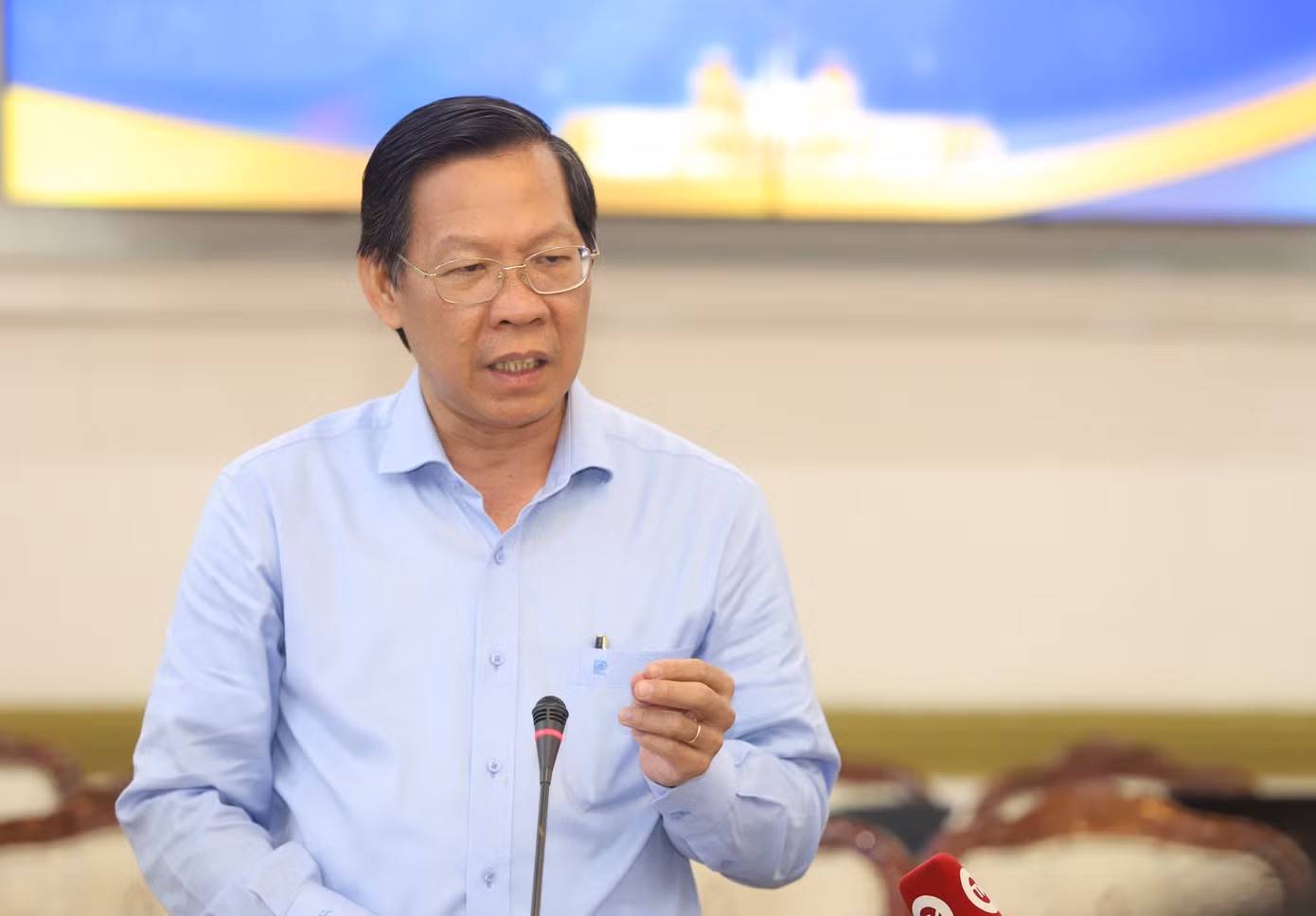 Chủ tịch UBND TPHCM Phan Văn Mãi trao đổi tại buổi gặp.
