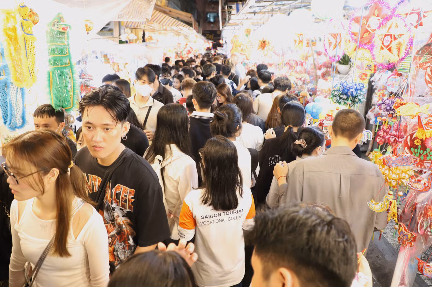 Tối 17/9 (rằm tháng 8 Âm lịch), hàng nghìn người đổ về phố lồng đèn Lương Nhữ Học (quận 5, TPHCM) vui chơi trong đêm Trung thu. Ảnh: Ngô Tùng Tối 17/9 (rằm tháng 8 Âm lịch), hàng nghìn người đổ về phố lồng đèn Lương Nhữ Học (quận 5, TPHCM) vui chơi trong đêm Trung thu. Ảnh: Ngô Tùng