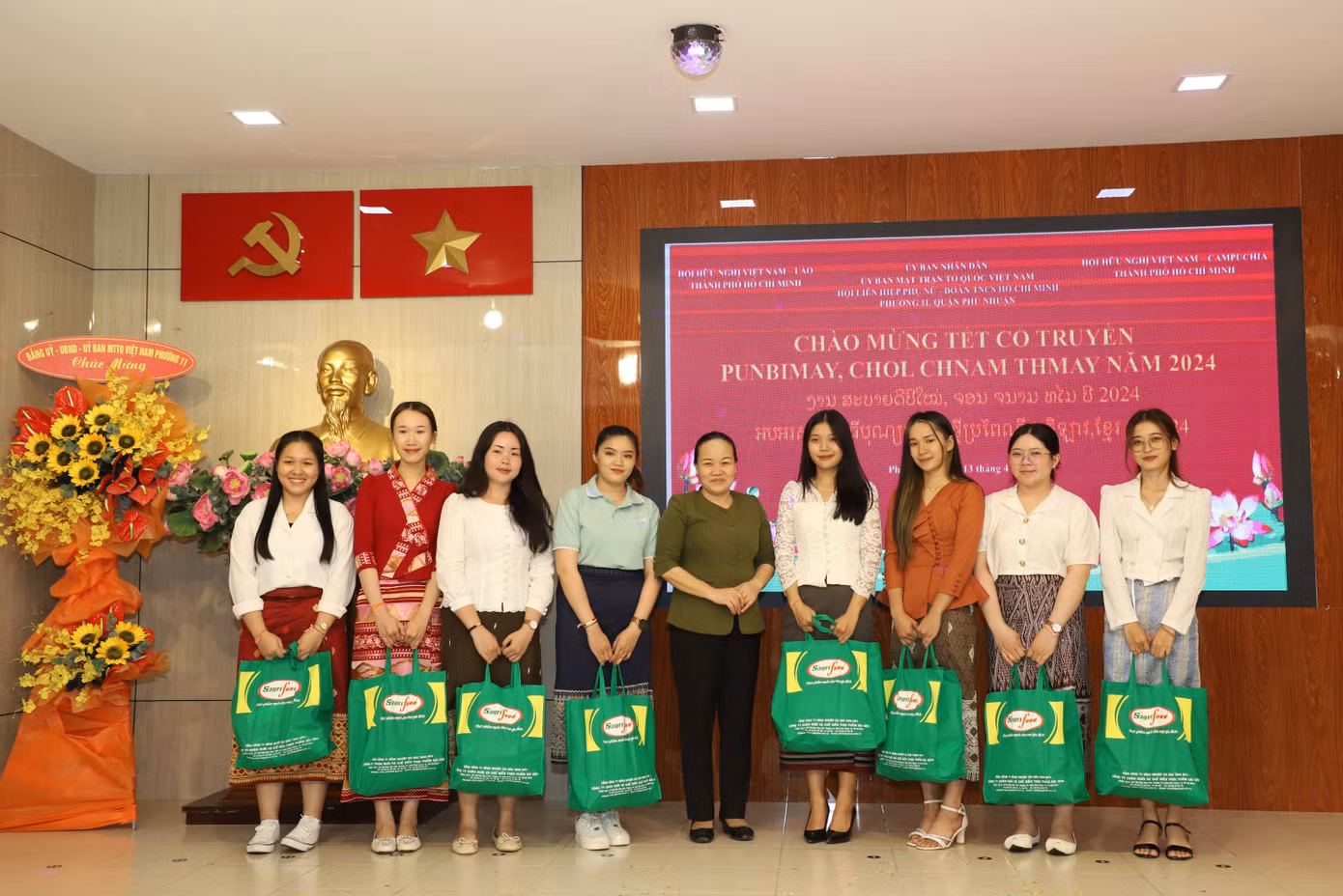 Dù xa quê hương, mỗi bạn trẻ Lào, Campuchia phần nào cảm nhận được hương vị Tết cổ truyền của dân tộc mình thông qua những hoạt động, sân chơi gắn kết mối quan hệ hữu nghị tốt đẹp của 3 dân tộc anh em Lào - Việt - Campuchia.
