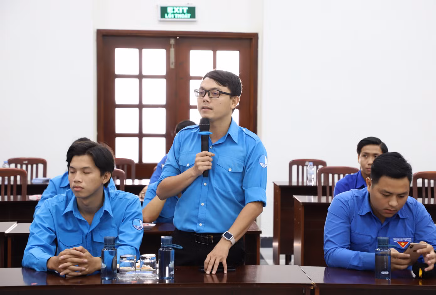 Các thủ lĩnh thanh niên ở cơ sở nêu ý kiến với lãnh đạo TPHCM, Thành Đoàn TPHCM. Các thủ lĩnh thanh niên ở cơ sở nêu ý kiến với lãnh đạo TPHCM, Thành Đoàn TPHCM.