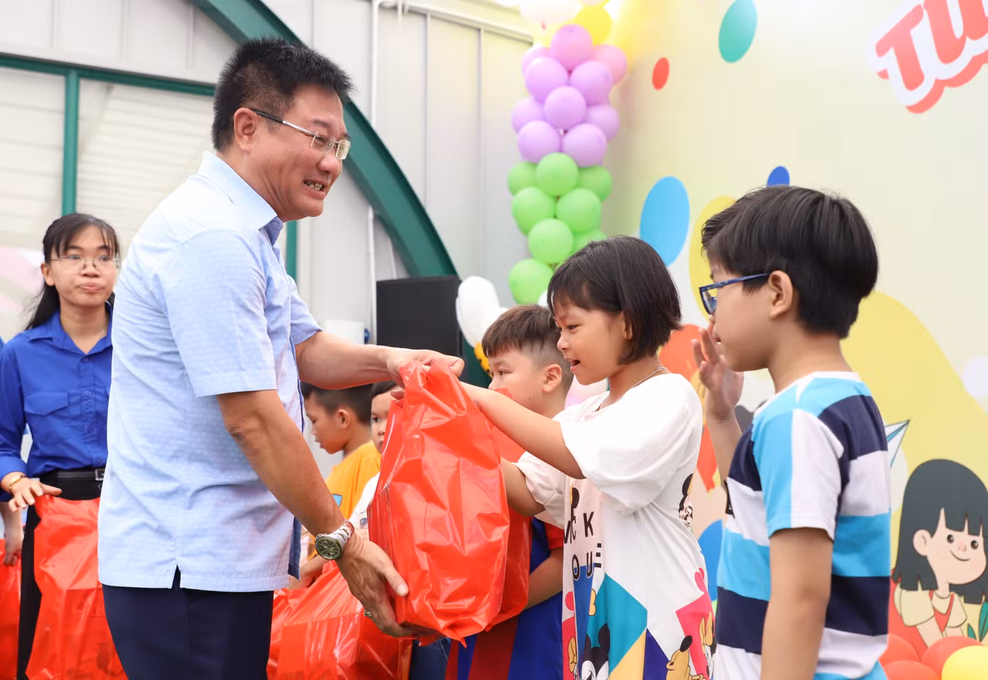 Các em thiếu nhi đón nhận phần quà thành phố chăm lo dịp đầu hè. Các em thiếu nhi đón nhận phần quà thành phố chăm lo dịp đầu hè.