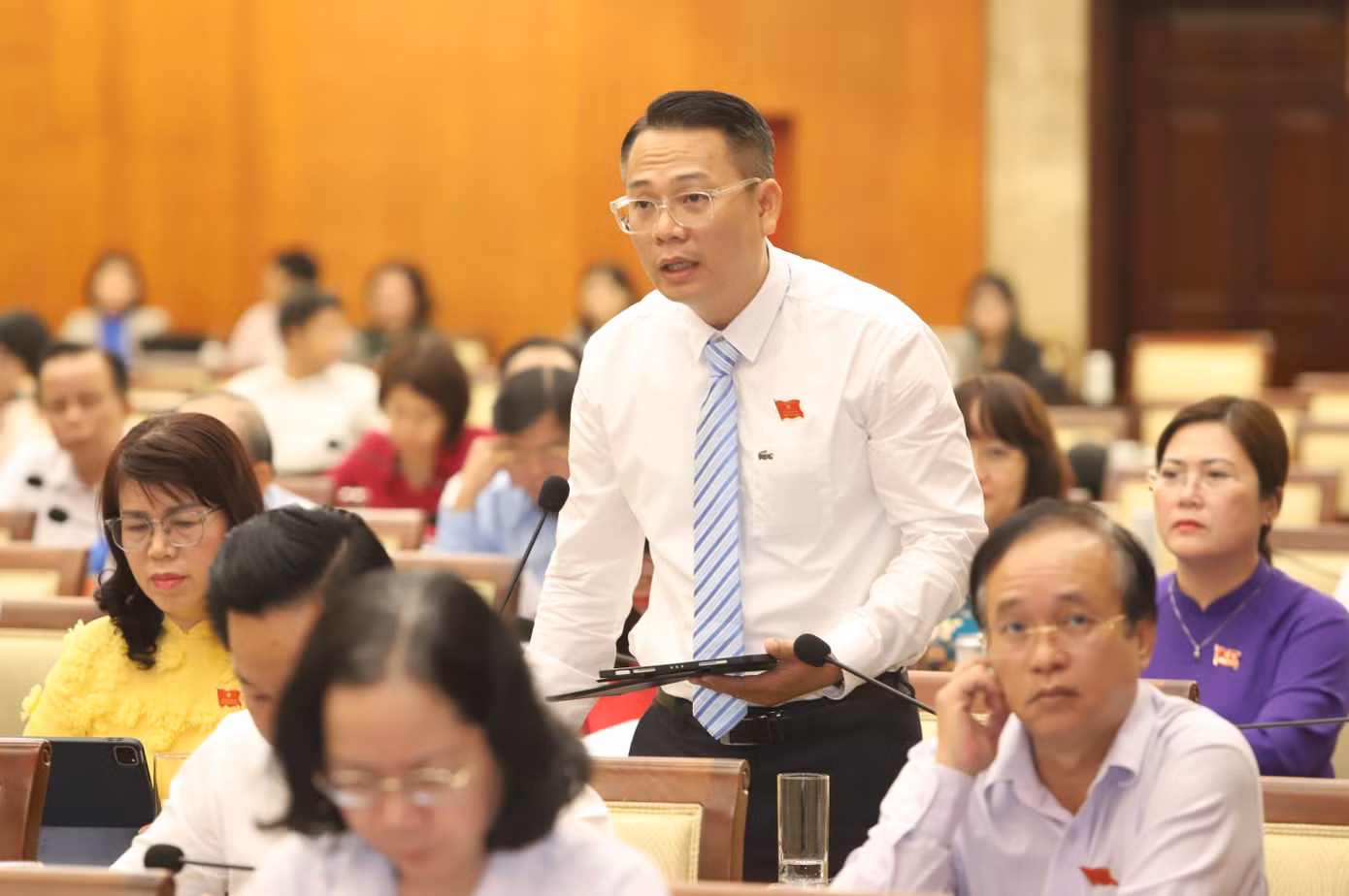 Đại biểu đặt vấn đề trao đổi với giám đốc Sở TT&amp;TT. Ảnh: Ngô Tùng
