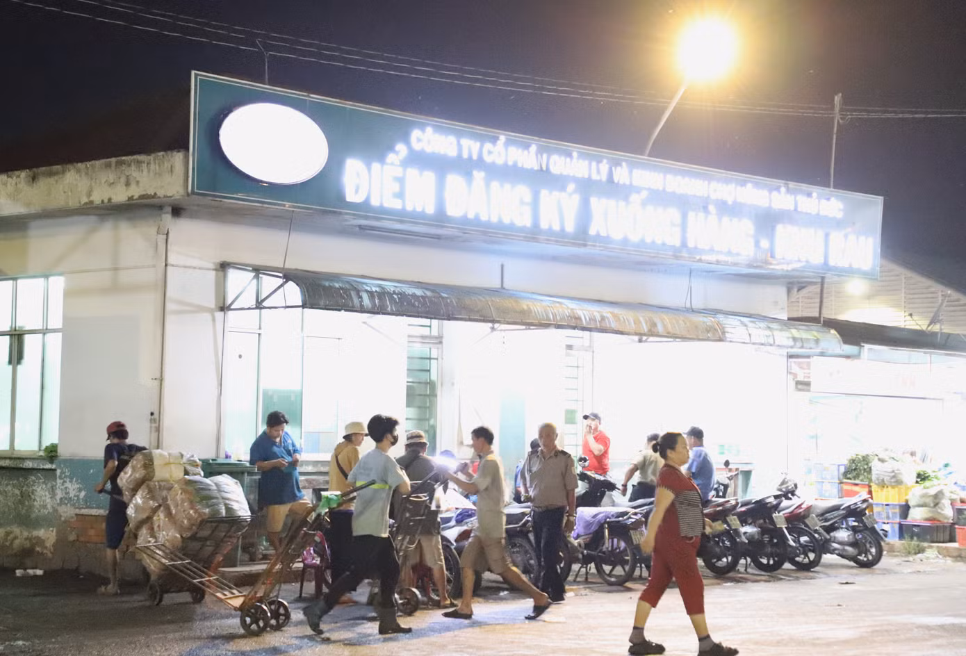 Chợ đầu mối hoạt động nhộn nhịp từ sau 10 giờ tối mỗi ngày.
