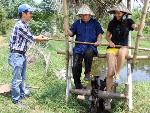 Và tham gia những hoạt động dân giã