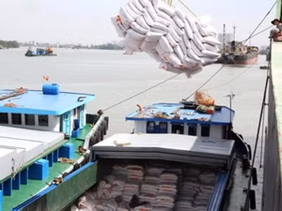 Bốc xếp gạo xuất khẩu tại cảng Sài Gòn. Ảnh: Đình Huệ(TTXVN)