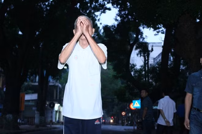 Cho đến khoảng 5h sáng, được nhiều người động viên, ông Phúc mới bớt xúc động ngồi nghỉ ở ven đường cùng mọi người xem lễ tang Đại tướng.