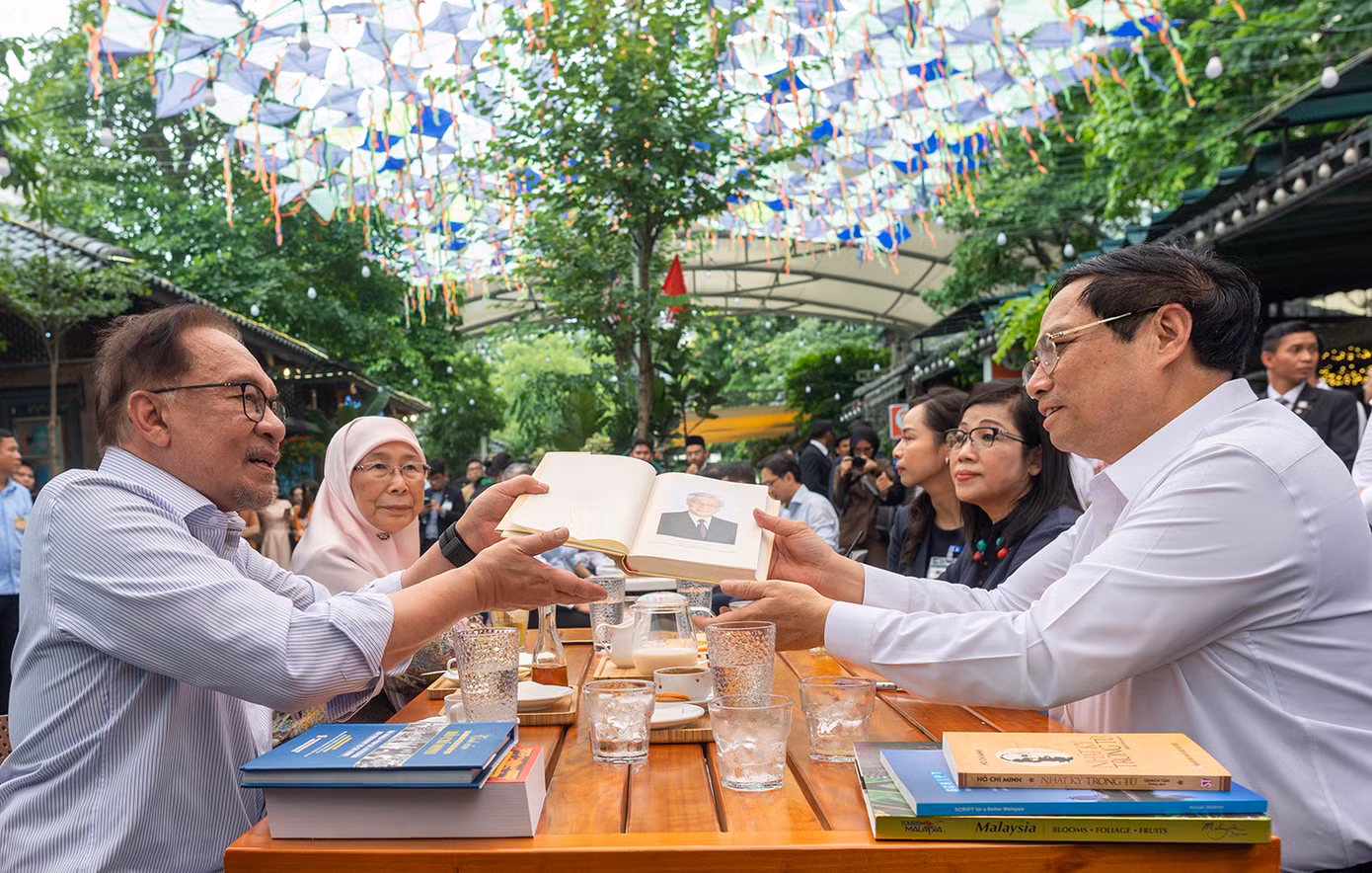 Thủ tướng Phạm Minh Chính tặng Thủ tướng Malaysia cuốn sách của Tổng Bí thư Nguyễn Phú Trọng. (Ảnh: Thái Nam)