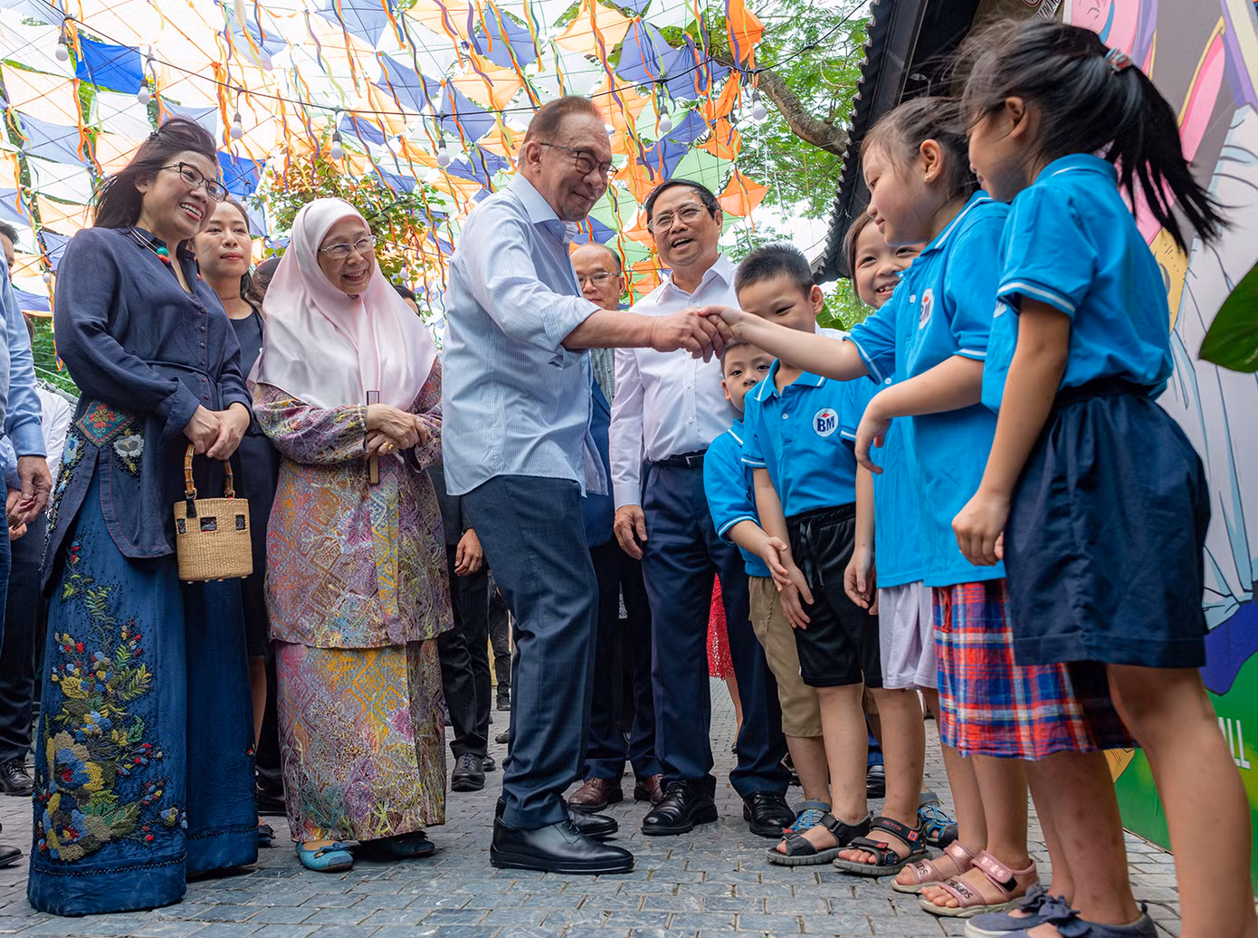 Thủ tướng Malaysia giao lưu với trẻ em trên phố sách 19/12. (Ảnh: Thái Nam)