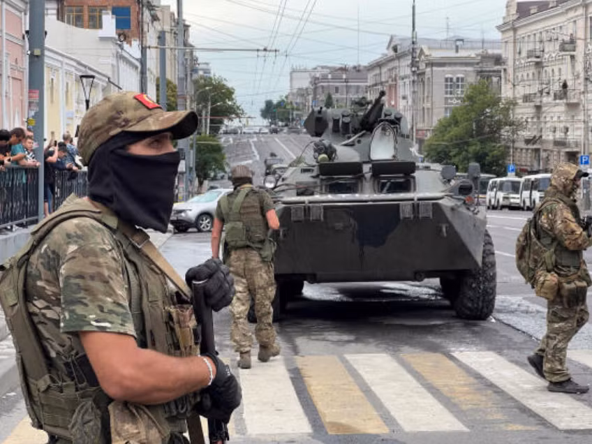 Các tay súng Wagner trên đường phố Rostov-on-Don ngày 24/6. (Ảnh: Reuters)