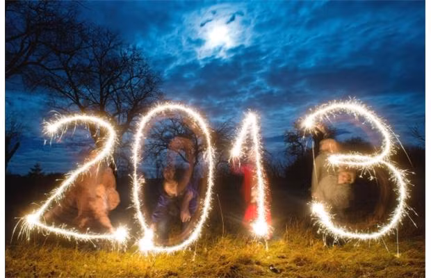 Màn pháo bông với bốn con số chào năm mới “2013” được giới trẻ tại Sieversdorf, Đức thực hiện trước giây phút giao thừa. 