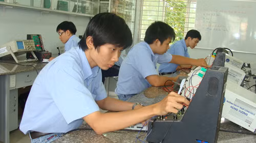 Giờ thực tập của HS Trường trung cấp nghề Kỹ thuật công nghệ Hùng Vương, TP.HCM. Ảnh: P.Đ. (Tuổi Trẻ)