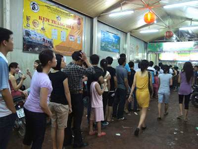 Cảnh xếp hàng mua kem Tràng Tiền 