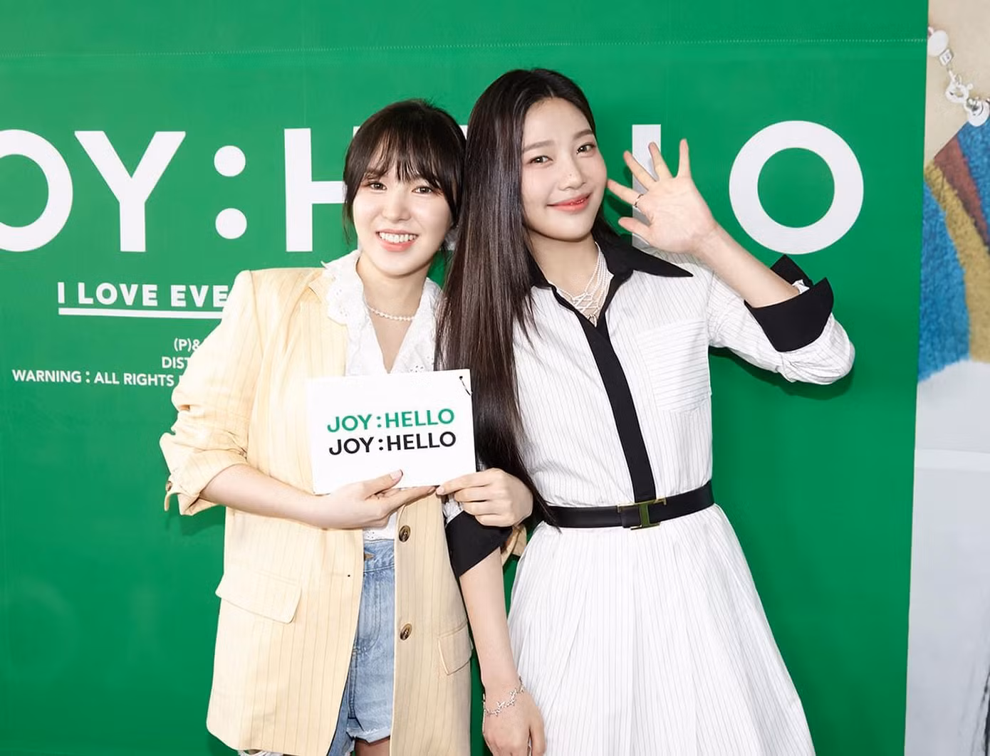 Joy xuất hiện đầy xinh đẹp trong ngày ra mắt album solo đầu tay.