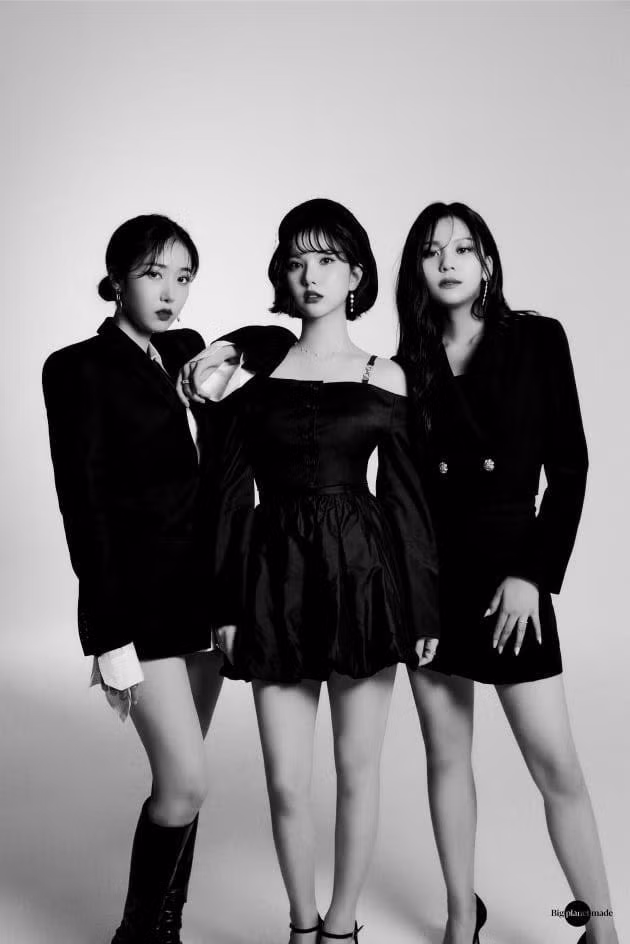 3 thành viên SinB, Eunha và Umji tái hợp và trở thành tân binh VIVIZ. 3 thành viên SinB, Eunha và Umji tái hợp và trở thành tân binh VIVIZ.