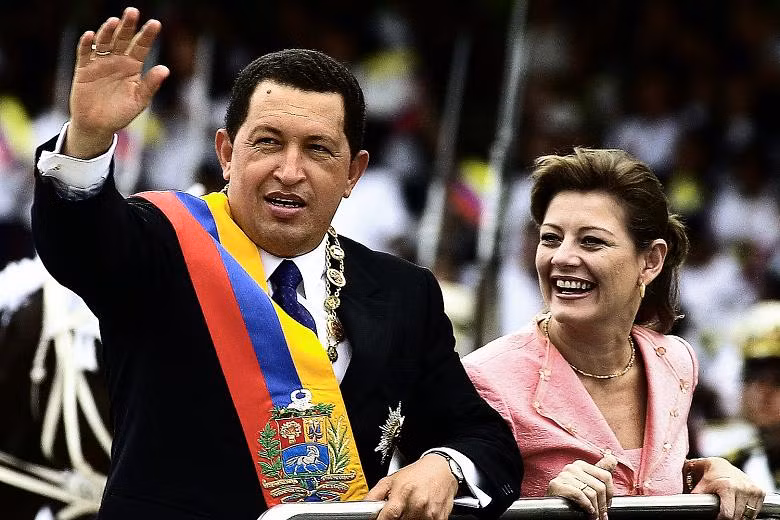 Tổng thống Hugo Chavez cùng phu nhân diễu hành nhân ngày Độc lập tại thủ đô Caraca năm 2001 