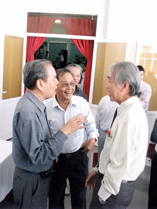 Ông Lê Quang Vịnh (bên trái) – tấm gương tranh đấu bất khuất hội ngộ cùng đồng đội cũ. Ông Lê Quang Vịnh (bên trái) – tấm gương tranh đấu bất khuất hội ngộ cùng đồng đội cũ