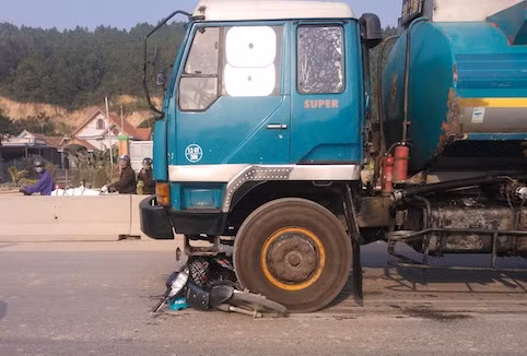 Hiện trường 2 người phụ nữ và chiếc xe máy bị chèn bẹp dưới bánh xe bồn chở xăng