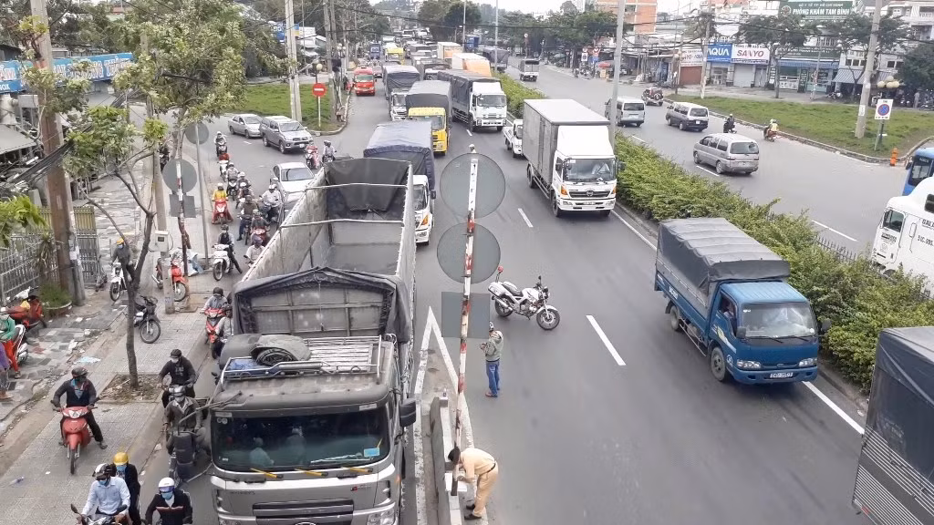 Người dân hô hoán dừng xe container vừa đâm tử vong nam thanh niên ảnh 1