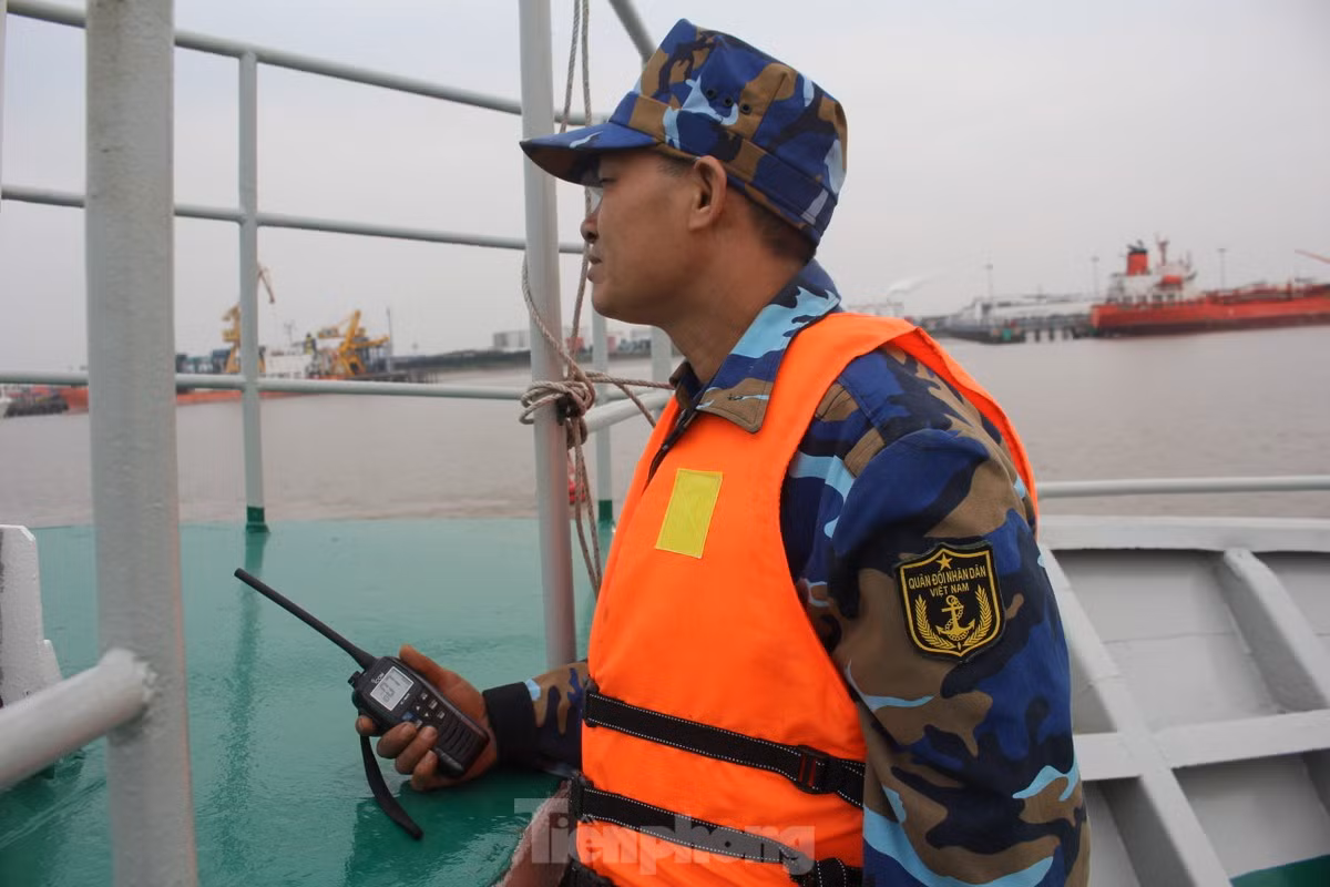 Trong ngày cuối cùng của năm âm lịch, có con tàu hối hả cập bến để ngư dân kịp về nhà quây quần bên mâm cơm đoàn viên thì lại có con tàu chở theo những người lính biển nhổ neo ra khơi thực hiện nhiệm vụ bảo vệ chủ quyền biển, đảo thiêng liêng của Tổ quốc. (XEM CHI TIẾT) Trong ngày cuối cùng của năm âm lịch, có con tàu hối hả cập bến để ngư dân kịp về nhà quây quần bên mâm cơm đoàn viên thì lại có con tàu chở theo những người lính biển nhổ neo ra khơi thực hiện nhiệm vụ bảo vệ chủ quyền biển, đảo thiêng liêng của Tổ quốc. (XEM CHI TIẾT)