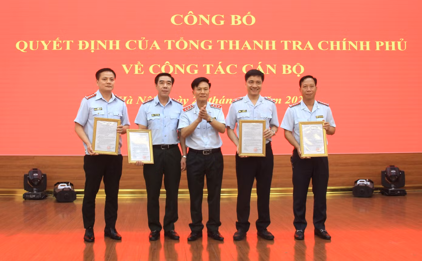 Trao quyết định cho các nhân sự được điều động, bổ nhiệm. Ảnh: Thanh tra Chính phủ