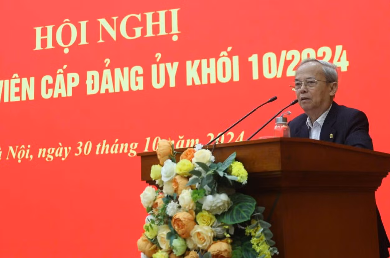 GS.TS Đinh Xuân Dũng - nguyên Uỷ viên Hội đồng Lý luận T.Ư giới thiệu nội dung cuốn sách "Xây dựng và phát triển nền văn hoá Việt Nam tiên tiến, đậm đà bản sắc dân tộc" của cố Tổng Bí thư Nguyễn Phú Trọng. Ảnh: PV.