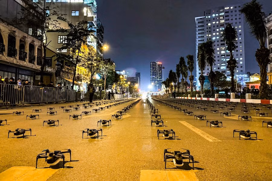 Theo báo An ninh Thủ đô, vào 19g hôm nay (9/2, tức 30 Tết), 2.024 chiếc drones đã vào vị trí ở đường Văn Cao, bên hồ Tây (Hà Nội); sẵn sàng cho bữa tiệc ánh sáng, âm thanh tuyệt đẹp đón năm mới trong vài tiếng nữa...Ảnh: An ninh Thủ đô Theo báo An ninh Thủ đô, vào 19g hôm nay (9/2, tức 30 Tết), 2.024 chiếc drones đã vào vị trí ở đường Văn Cao, bên hồ Tây (Hà Nội); sẵn sàng cho bữa tiệc ánh sáng, âm thanh tuyệt đẹp đón năm mới trong vài tiếng nữa...Ảnh: An ninh Thủ đô