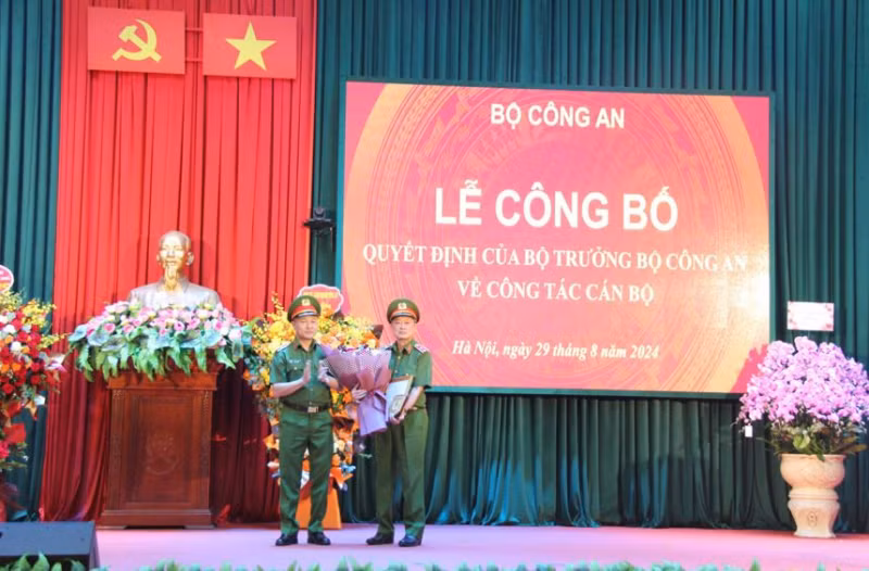 Thứ trưởng Nguyễn Ngọc Lâm tặng hoa chúc mừng Trung tướng Lê Minh Hùng đã hoàn thành xuất sắc nhiệm vụ. Ảnh: Báo CAND