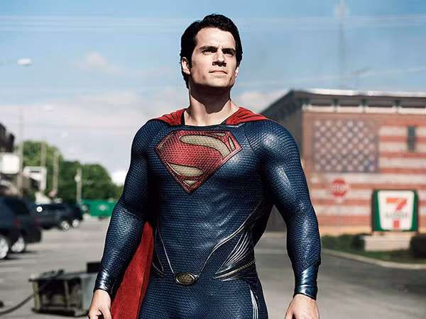Siêu nhân áo choàng đỏ trở lại màn ảnh rộng trong sự mong ngóng của các fan truyện tranh DC Comics. Chàng diễn viên người Anh Henry Cavill đã hóa thân hoàn hảo vào vai superman, người có thân hình vạm vỡ, sức mạnh phi thường nhưng lại ẩn chứa nội tâm trắc ẩn. Để vào vai siêu nhân, Henry đã phải luyện tập vô cùng vất vả và quay phim suốt ngày dưới cái nắng nóng gần 40 độ C. Kết quả không phụ công khổ luyện của Henry. Bộ phim 
