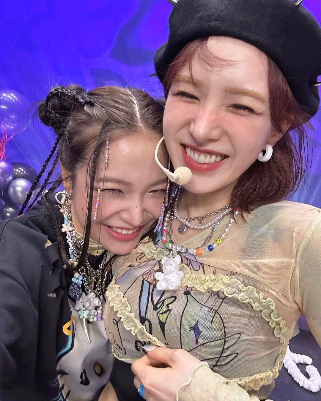 Yeri và Wendy cũng đã trấn an người hâm mộ qua nhiều kênh thông tin với lời hứa "Red Velvet Forever" (Red Velvet là mãi mãi).