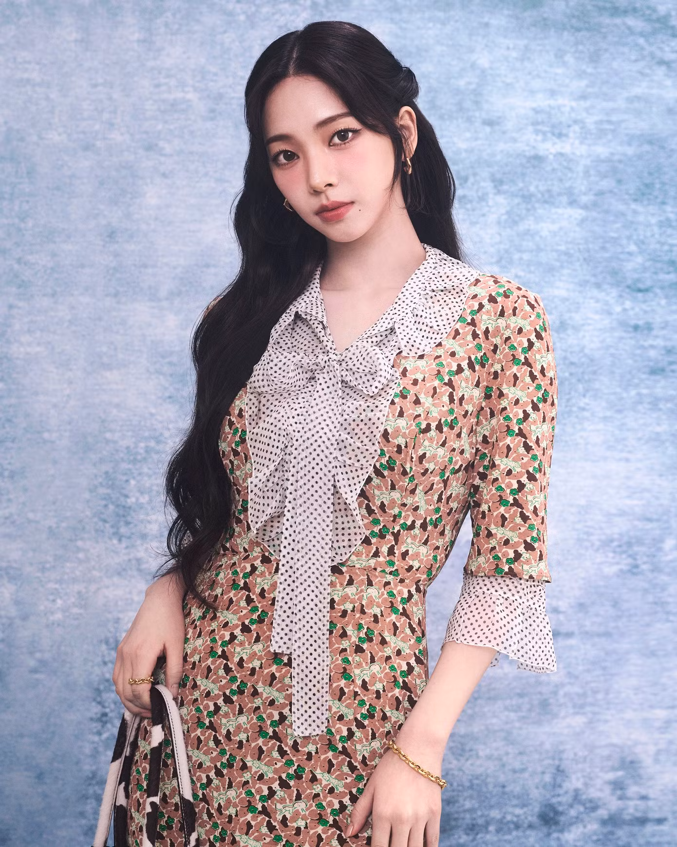 Karina tạo ra "cơn địa chấn Internet" khi xuất hiện tại Milan Fashion Week năm nay với tư cách là Đại sứ của Prada. Karina tạo ra "cơn địa chấn Internet" khi xuất hiện tại Milan Fashion Week năm nay với tư cách là Đại sứ của Prada.