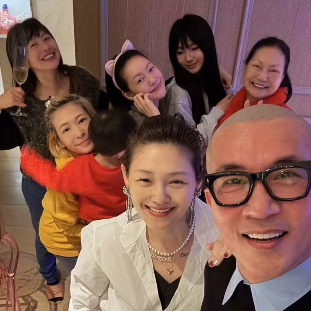 Hình ảnh của Từ Hy Viên cùng chồng và người thân trong buổi lễ đón giao thừa ngày 31/12/2024. Hình ảnh của Từ Hy Viên cùng chồng và người thân trong buổi lễ đón giao thừa ngày 31/12/2024.