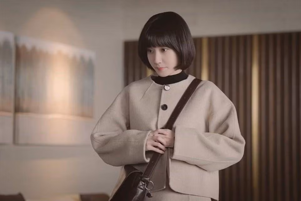 Hóa thân thành một nữ luật sư mắc chứng tự kỉ nên Park Eun Bin vô tình bị "phong ấn" nhan sắc trong các phân cảnh của Extraordinary Attorney Woo.