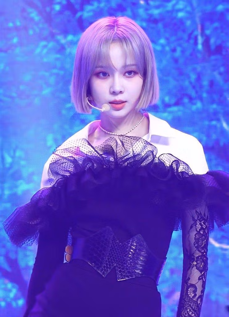 Có thể dễ dàng thấy được đường nét V-line trên gương mặt của nữ idol nhờ chiếc cằm ngắn. Có thể dễ dàng thấy được đường nét V-line trên gương mặt của nữ idol nhờ chiếc cằm ngắn.