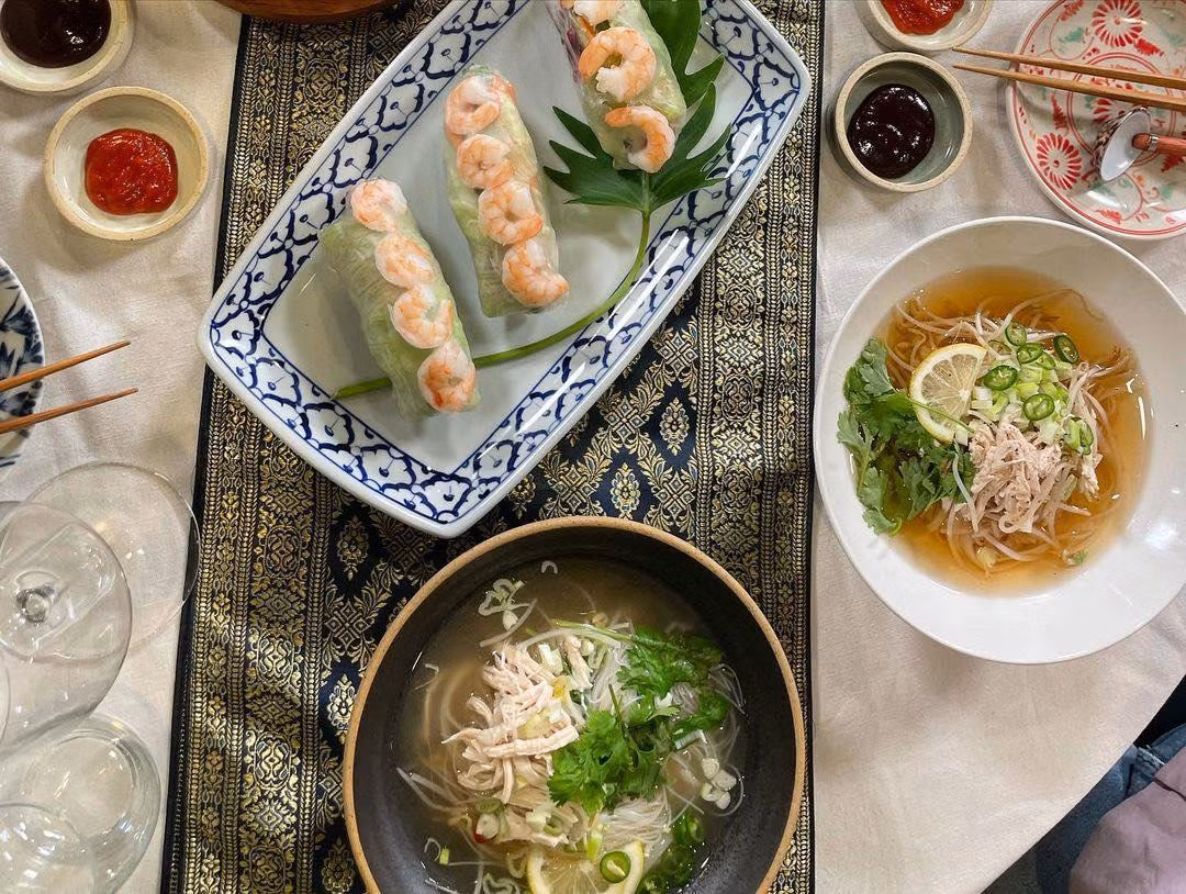 Tô hủ tiếu gà “nhìn thôi đã thấy ngon” cùng phần gỏi cuốn được nhận xét là “béo núc ních”. Tô hủ tiếu gà “nhìn thôi đã thấy ngon” cùng phần gỏi cuốn được nhận xét là “béo núc ních”.