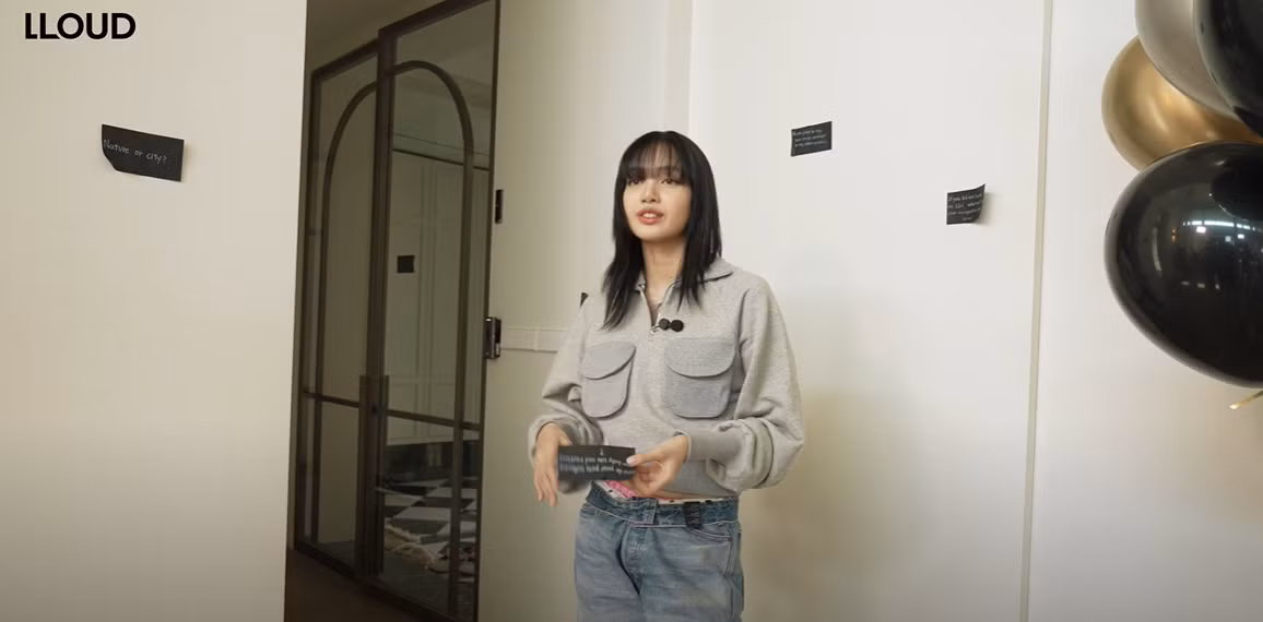 Biệt thự của Lisa có thiết kế nội thất hiện đại, trang nhã với tông màu đơn sắc cùng các không gian rộng được sắp xếp với bố cục và công năng hợp lý. Biệt thự của Lisa có thiết kế nội thất hiện đại, trang nhã với tông màu đơn sắc cùng các không gian rộng được sắp xếp với bố cục và công năng hợp lý.