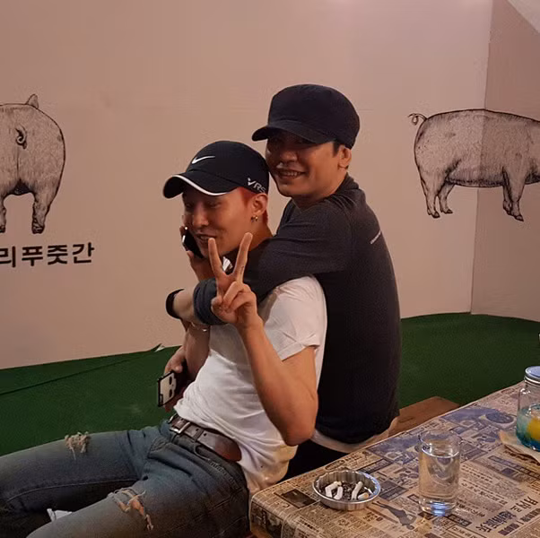 Sports Seoul đưa tin Yang Hyun Suk đã tức giận, yêu cầu G-Dragon: "Dẹp sạch mối quan hệ với Galaxy để tái ký cùng YG" nhưng anh đã có quyết định riêng của mình.