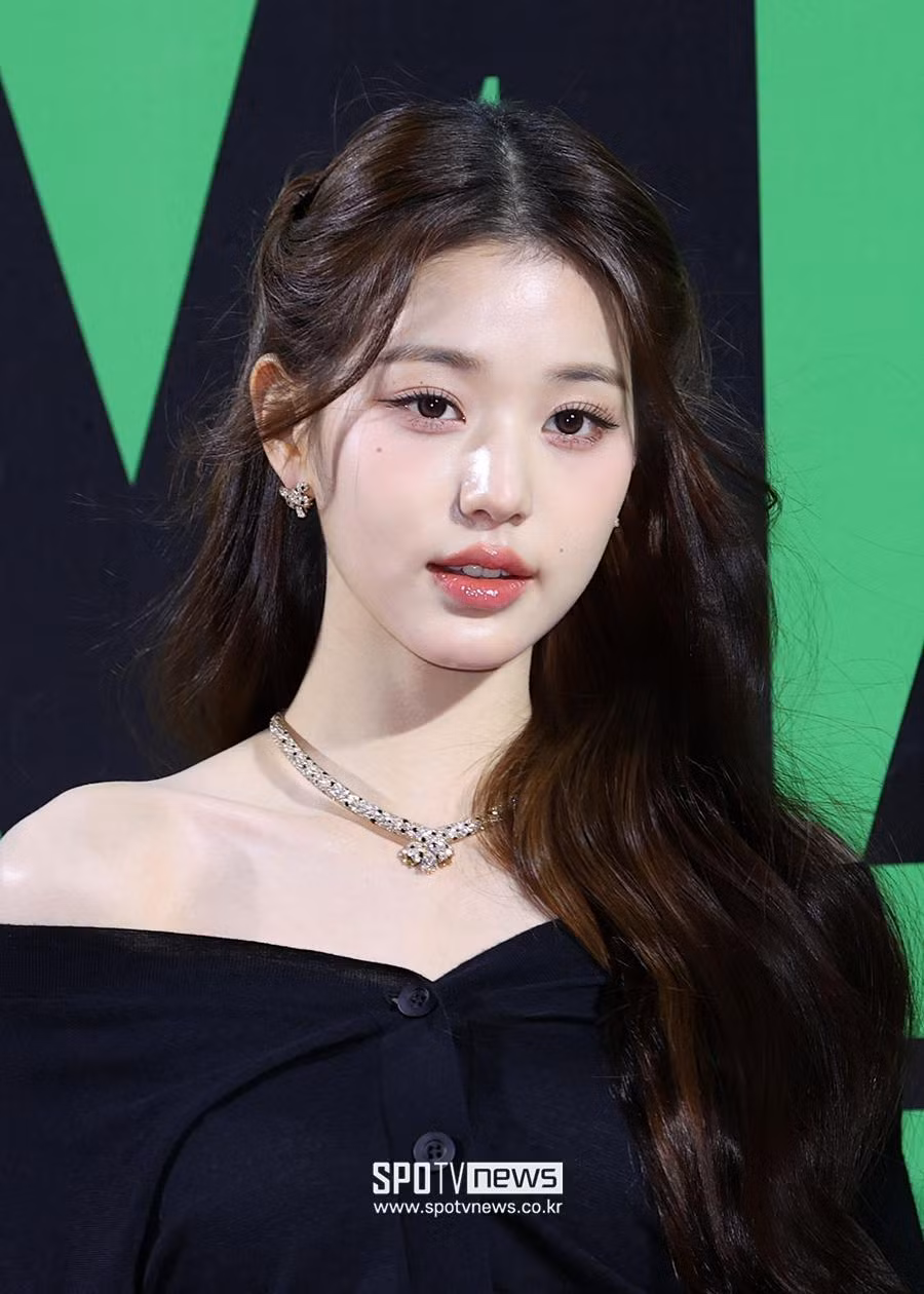 Wonyoung xứng danh visual "hàng thật giá thật" với vẻ ngoài tỏa sáng, bất chấp ống kính "hung thần" của truyền thông.