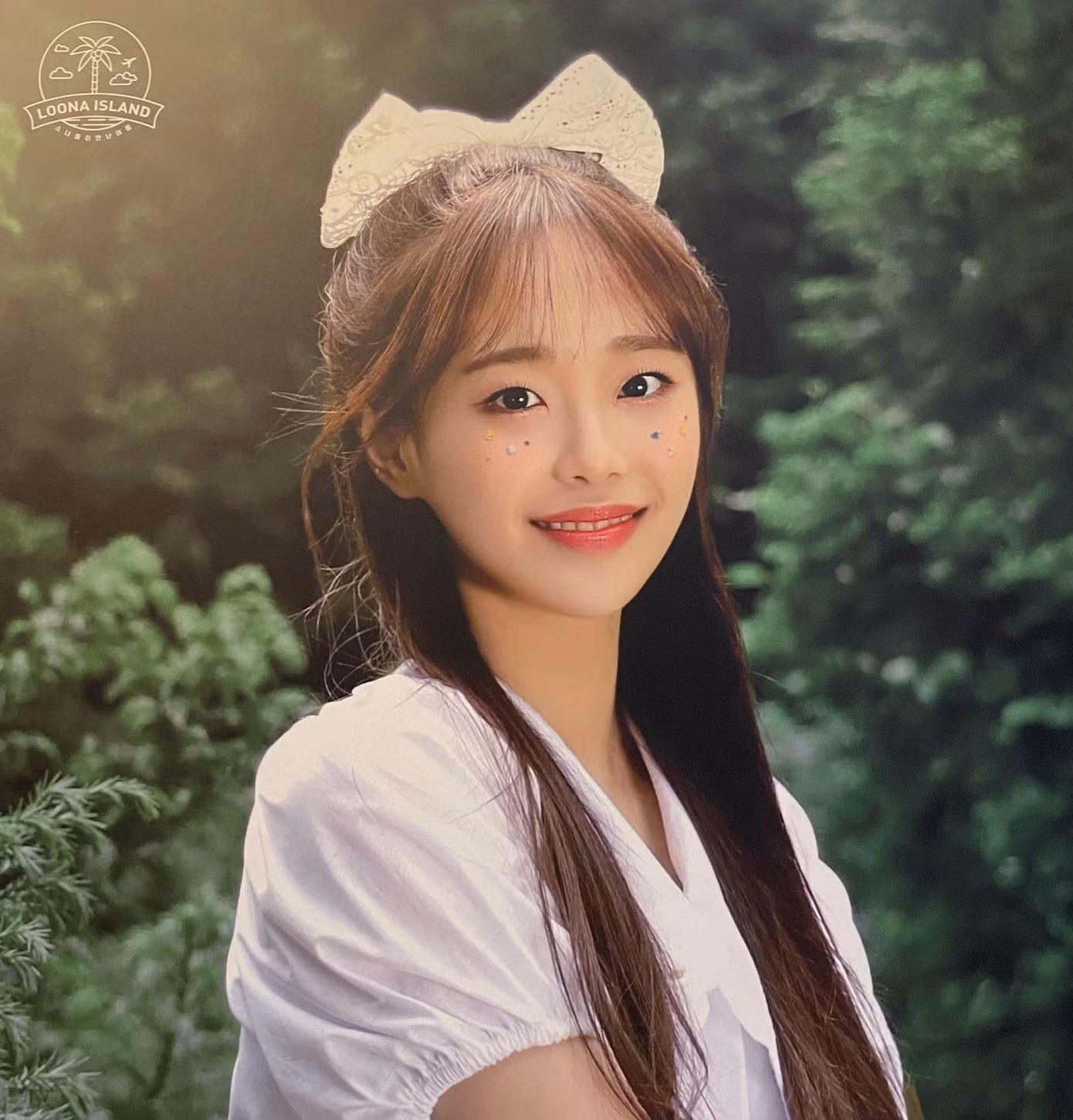 Bản hit solo một thời Heart Attack của Chuu bị xóa khỏi trang web của LOONA hay đỉnh điểm là việc Chuu vắng mặt trong tour diễn thế giới của LOONA đã khiến fan phần nào lường trước được viễn cảnh "dứt áo ra đi" của nữ thần tượng.